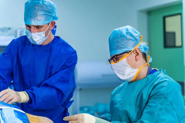 Chirurgen Werken Operatiekamer Ziekenhuisachtergrond Twee Mannelijke Dokters Aan Het Werk — Stockfoto