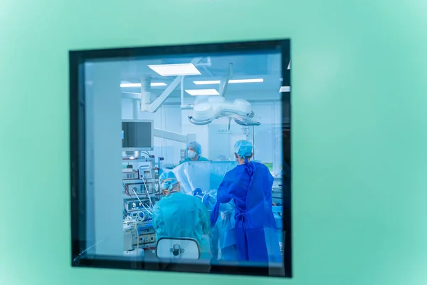 Team Surgeons Performing Operation Bright Modern Surgery Room Operating Theatre — Stock Photo, Image