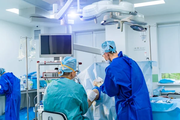 Interior Clínica Com Mesa Cirurgia Operacional Lâmpadas Dispositivos Ultra Modernos — Fotografia de Stock