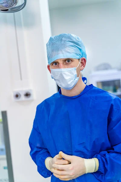 Porträtt Ung Kirurgdoktor Skrubb Stående Operationssalen Porträtt Kvinnlig Läkare Modernt — Stockfoto