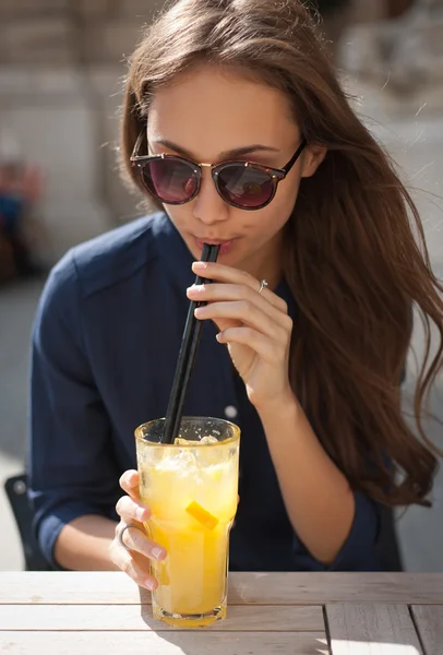 Stylish young woman at outdoors food place. — Stock Photo, Image