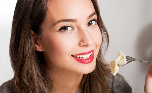 Joven morena teniendo comida italiana . —  Fotos de Stock