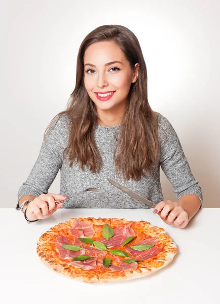 Junge Brünette mit italienischem Essen. — Stockfoto