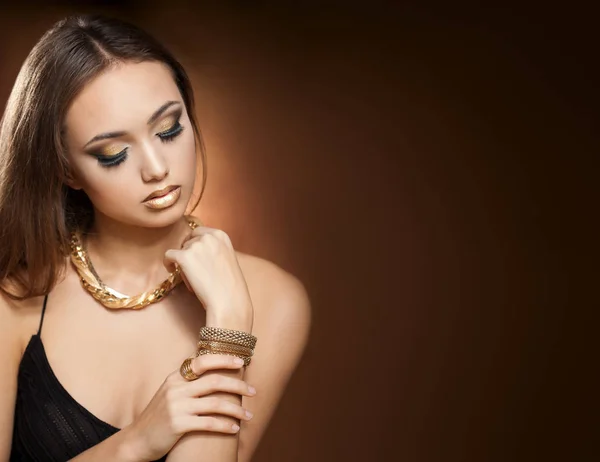 Vrouw dragen gouden sieraden. — Stockfoto