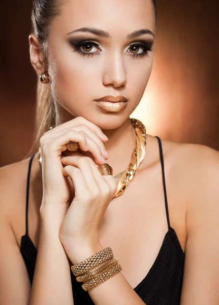 Mujer con joyas de oro . —  Fotos de Stock