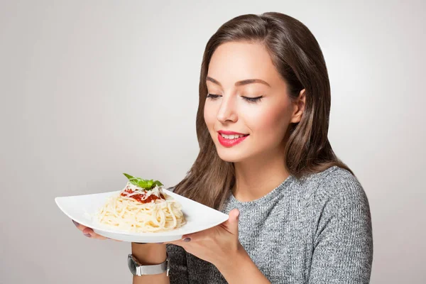 Giovane bruna con cibo italiano . — Foto Stock