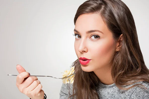 Junge Brünette mit italienischem Essen. — Stockfoto