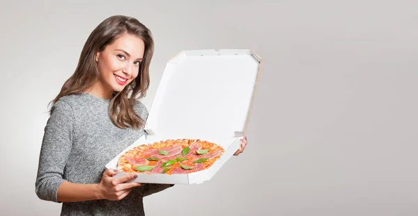 Jovem morena com comida italiana . — Fotografia de Stock