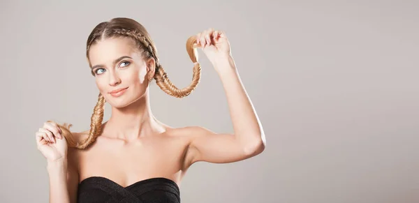 Bionda bellezza con capelli incredibili . — Foto Stock