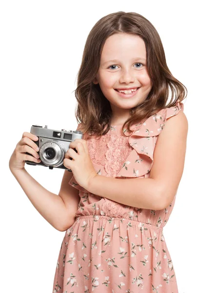 Menina morena nova com câmera vintage . — Fotografia de Stock