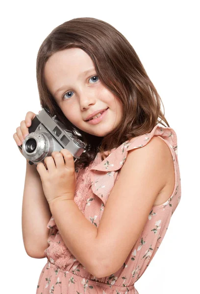 Mladá brunetka s vintage camera. — Stock fotografie