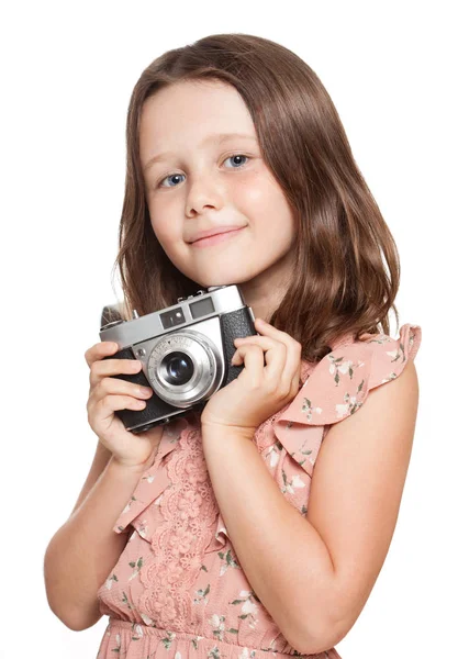 Menina morena nova com câmera vintage . — Fotografia de Stock