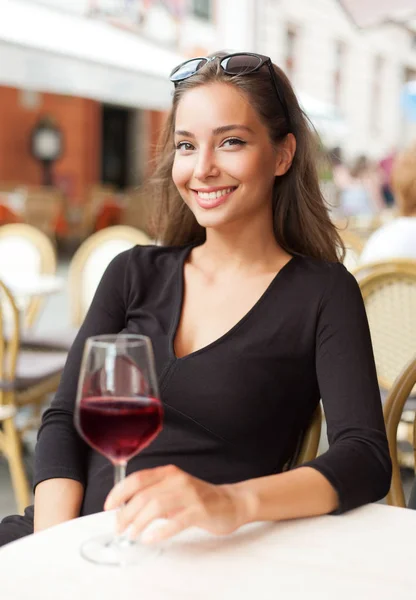 Brunette schoonheid wijn plezier. — Stockfoto