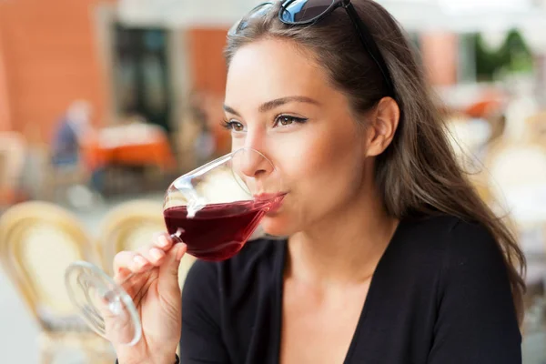 ワインの試飲のツーリストの女性. — ストック写真