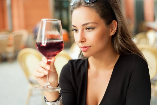 Degustazione vino donna turistica . — Foto Stock