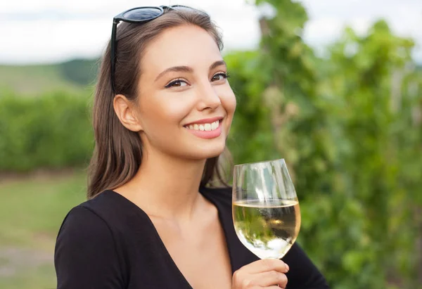 Vin provsmakning turist kvinna. — Stockfoto