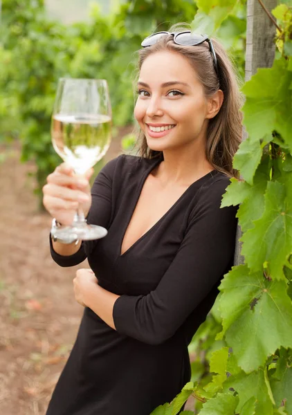 Vin provsmakning turist kvinna. — Stockfoto