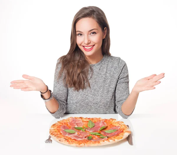 Junge Brünette mit italienischem Essen. — Stockfoto