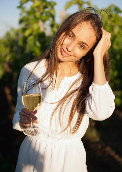 Wunderschöne brünette Frau mit Wein Spaß. — Stockfoto