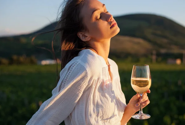 Gyönyörű barna nő bor szórakozás. — Stock Fotó