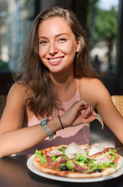 Beautiful brunette tourist woman. — Stock Photo, Image