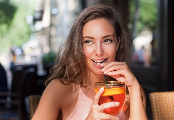 Mooie brunette toeristische vrouw. — Stockfoto