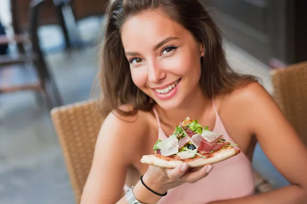 Junge Touristin hat Spaß. — Stockfoto