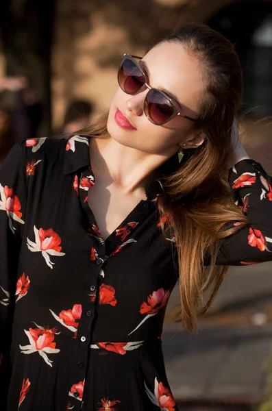 Hermosa morena de moda al aire libre . — Foto de Stock