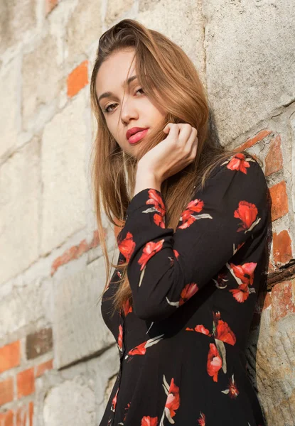 Hermosa morena de moda al aire libre . —  Fotos de Stock