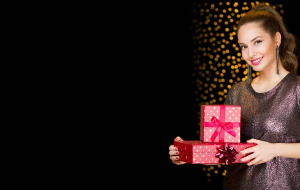 Brünette Frau mit Weihnachtsgeschenken. — Stockfoto