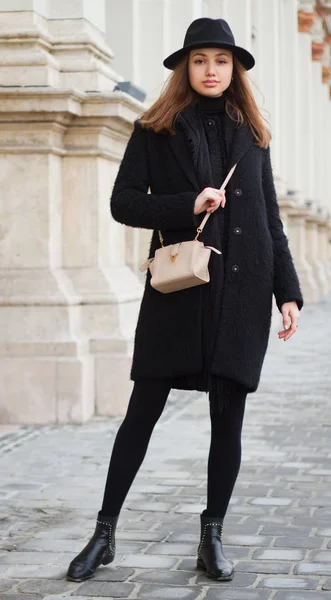 Winter fashion brunette. — Stock Photo, Image