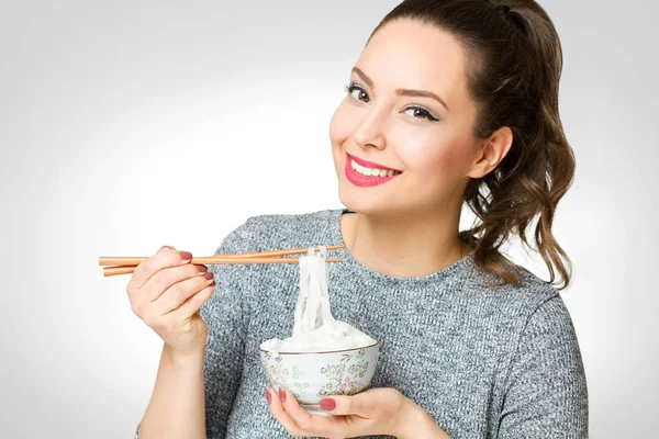 Brünette schönheit mit asiatisch food. — Stockfoto