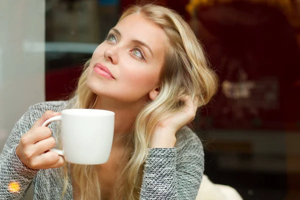 Linda loira beber café . — Fotografia de Stock