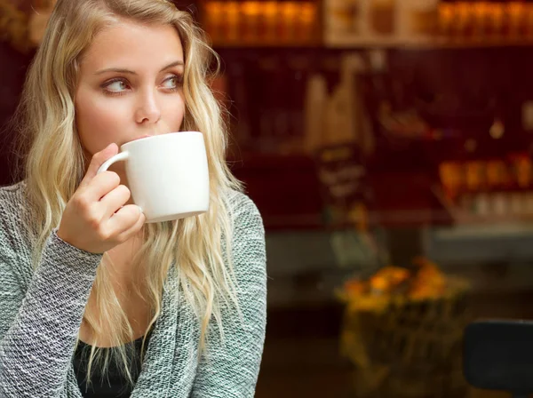 Loira relaxada tomando café . — Fotografia de Stock