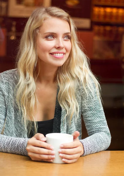 화려한 금발 마시는 커피. — 스톡 사진