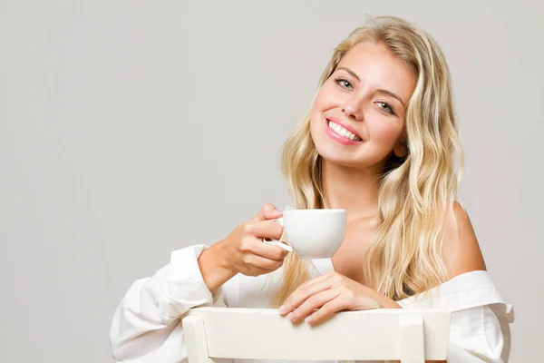 Расслабленный блондин пьет кофе . — стоковое фото