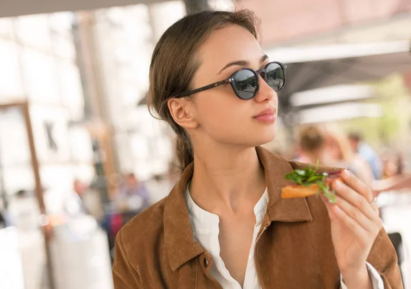 Stylische brünette schönheit draußen. — Stockfoto