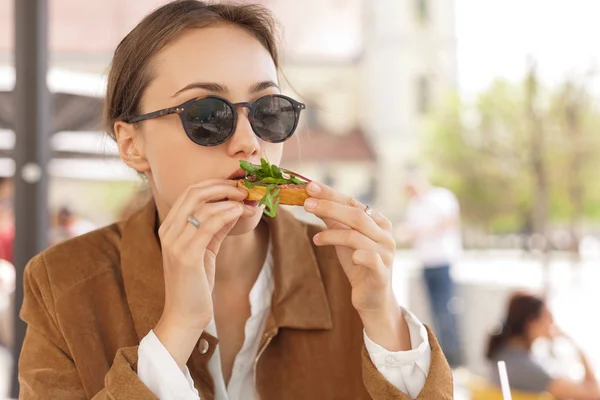 时髦的黑发美女在户外. — 图库照片