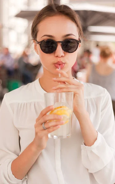 Stylish brunette beauty outdoors. — Stock Photo, Image