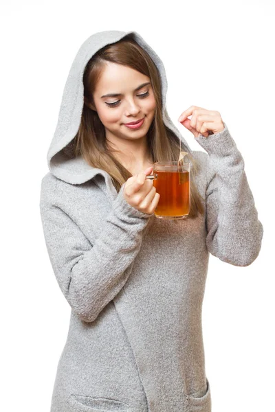 Mujer joven haciendo té . — Foto de Stock