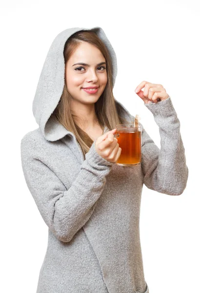 Junge Frau kocht Tee. — Stockfoto