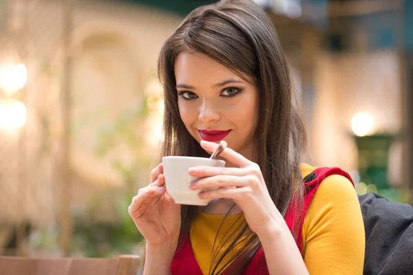 Brunette drinking cappuccino. — Stock Photo, Image