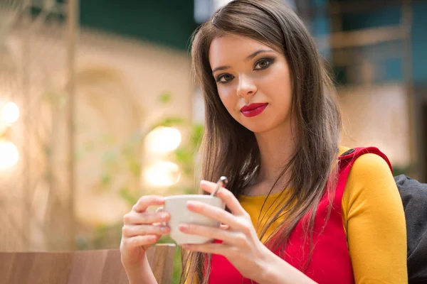 Brünette trinkt Cappuccino. — Stockfoto