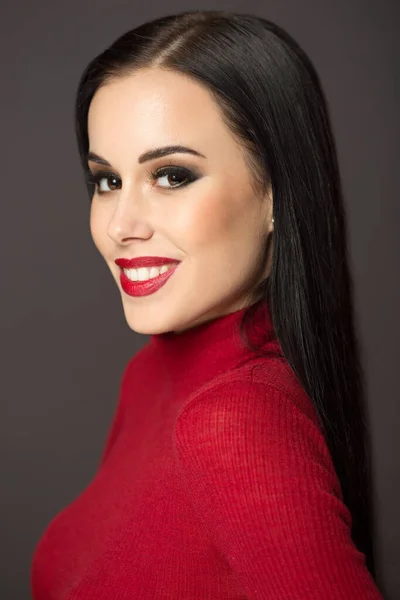 Underbar Ung Brunett Kvinna Med Långt Hår Elegant Makeup — Stockfoto