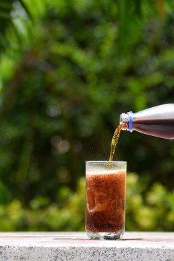 Cola cam içine dökün