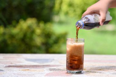 Cola cam içine dökün