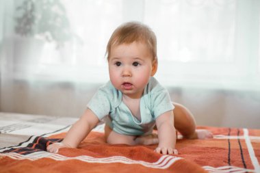 Odada küçük bir erkek bebek