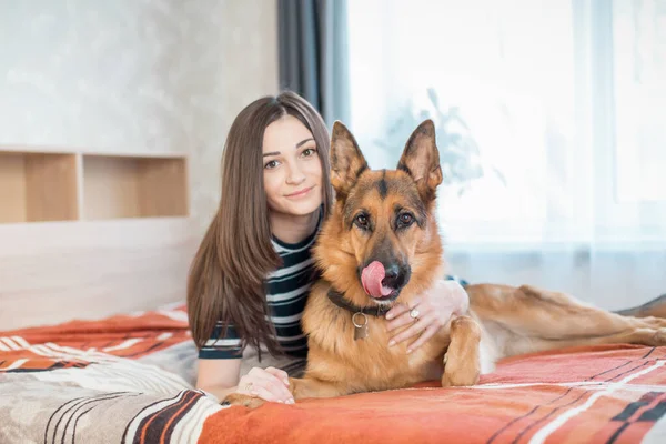 Mädchen Mit Einem Deutschen Schäferhund — Stockfoto