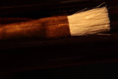 Siyah arkaplanda fırça