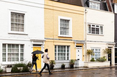 Uk 'ta renkli evleri olan insanları sokakta gezdiriyorum.